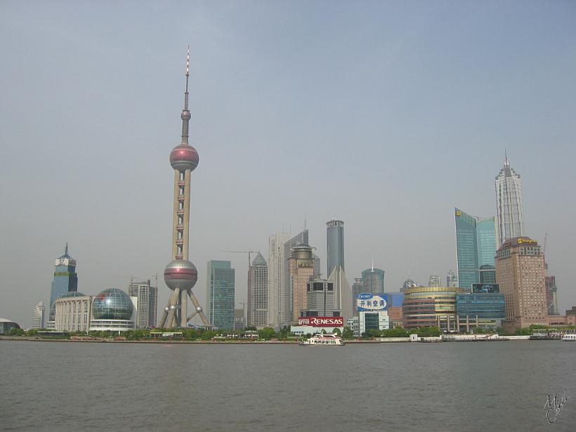 0604Sgh_Shanghai 053.jpg - Shanghai est située sur la rivière de Huangpu. Ici vu sur les nouveaux quartiers (Pudong - "Pu" pour la rivière et "Dong" qui signifie à l'Est)